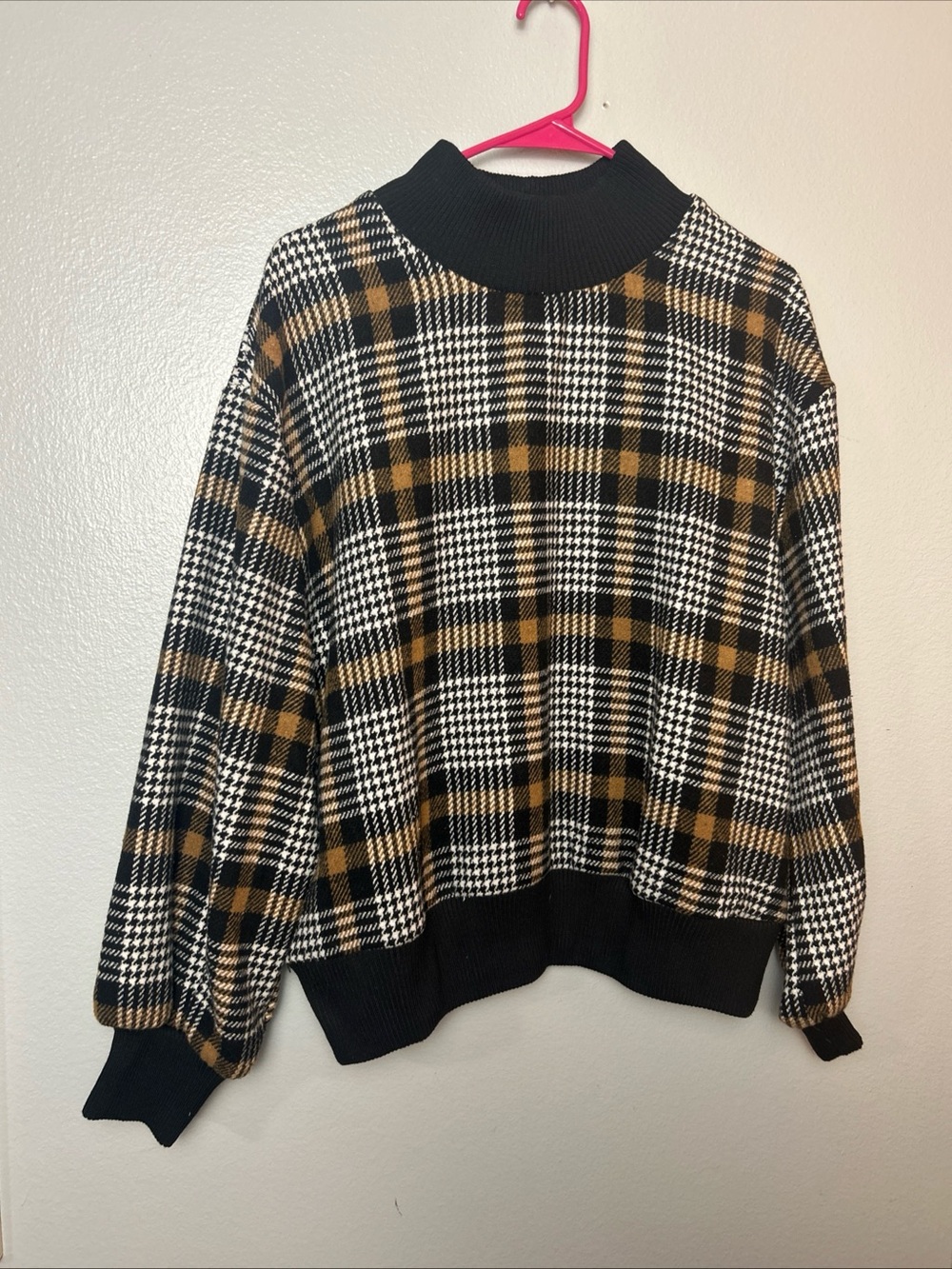 Just One Answer (JOA) Houndstooth Medium Sweater W/Puffed Sleeves